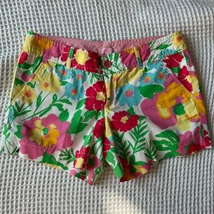 Lilly Pulitzer floral shorts•Size 6•Front Zip•Front & rear pockets•belt loops